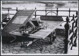 Cca 1940 Budapesti Hordár Déli Sziesztája, Vintage Negatív Mai Nagyítása,... - Other & Unclassified