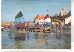 29 PLOUESCAT - LA BRETAGNE PITTORESQUE - Départ Des Optimistes Sur La Plage - Animé - CPSM Couleur Flamme Postale - Plouescat