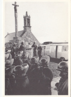 Plogoff 29 - Manifestations Anti-Nucléaire 1980 - CRS - Calvaire Eglise - Mairie - Plogoff