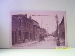 ROISEL (SOMME) LES VOITURES. RUE DE L'HOTEL-DE-VILLE. - Roisel