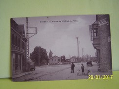 ROISEL (SOMME) LES COMMERCES. LES MAGASINS. LES VOITURES. PLACE DE L'HOTEL-DE-VILLE - Roisel