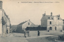 CPA 36 VALENCAY Ecole Des Filles Et La Rue Des Princes, Animée Avec Les Cantonniers - Altri & Non Classificati