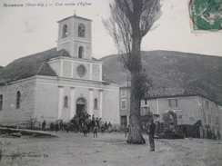 CPA 05 Hautes Alpes Rosans Une Sortie D'église - Otros & Sin Clasificación