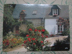 L'Ile D'Arz. Au Coeur Du Golfe Du Morbihan. Maisons Fleuries Au Bourg De Pen Roz - Ile D'Arz