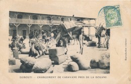 CPA DJIBOUTI Précurseur 1904 Chargement De Caravane Près De La Douane + Cachet + Timbre Ceylan Sri Lanka - Gibuti