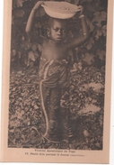 TOGO  - ( Afrique ) - Petite Fille Portant Le Foutou ( Nourriture )   -( Missions Afriquaines , Cours Gambetta LYON ) - Togo