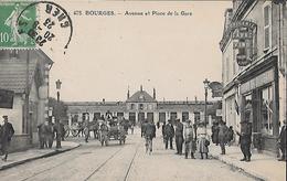 CARTE POSTALE ORIGINALE ANCIENNE : BOURGES ;  LA GARE  AVENUE ET PLACE DE LA GARE ANIMEE CHER (18 ) - Bahnhöfe Ohne Züge