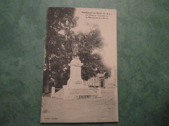 La Place Du Souvenir Et Le Monument Aux Morts - Montfaucon