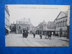 MARNE    51  AY    -   PLACE DE L´ HOTEL DE VILLE    -  TRAMWAY A CHEVAUX        ANIME  TTB - Ay En Champagne