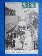 MARNE  51    AY   -   REVOLUTION  EN CHAMPAGNE  AVRIL 1911 - BARRICADES DEVANT LES ETS. GELDERMANN TRES  ANIME       TTB - Ay En Champagne