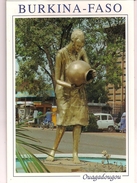 Xx - OUAGADOUGOU : Statue De Bronze De La Femme Qui Verse L'eau - Oeuvre De Guiré Tasséré - - Burkina Faso