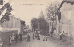 SOMME-SUIPPES. - Rue De L'Eglise. Belle Animation - Andere & Zonder Classificatie