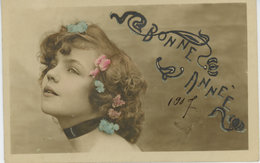 FEMMES - FRAU - LADY - Jolie Carte Fantaisie Portrait Jeune Femme Avec Fleurs Dans Les Cheveux - Women