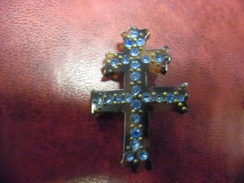 Broche Ancienne Croix De Lorraine En Ambre Et 25 Pierres Bleu Ciel Incrustées - Brochen