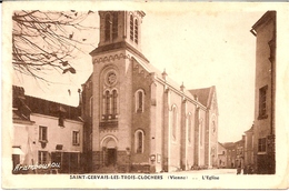 -6D12 --- 86   ST GERVAIS-LES-TROIS-CLOCHERS     L'Eglise - Saint Gervais Les Trois Clochers