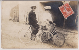 CARTE PHOTO : UN COUPLE DE CYCLISTES SUR DE BEAUX VELOS - ECRITE EN 1909 - 2 SCANS - - Cycling