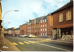 BEAUMONT (6500) : La Grand-Place Et Sa Librairie. Nombreux Véhicules D'époque. Cliché Rare. CPSM. - Beaumont