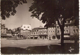 LESNEVEN - Place Du Général Le Flô - 29 - Lesneven