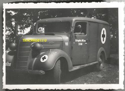 WW2 PHOTO ORIGINALE Soldat Allemand & Ambulance Véhicule Sanitaire Croix Rouge à MONS BELGIQUE BELGIË 1940 - 1939-45