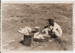 AFRICA - ERITREA - MAN WASHING HIS CLOTHES - RPPC 1930s ( 832 ) - Eritrea