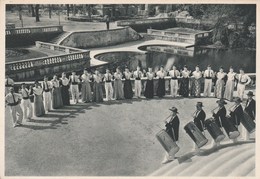 NIMES   30  GARD  CPM   FARANDOLEURS  CHEMINOTS - Nîmes