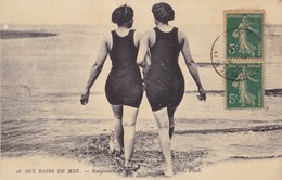 AUX BAINS DE MER. - Deux Baigneuses - Nuoto