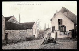 CPA ANCIENNE- FRANCE- MÉDAN (78)- LA RUE DU BAS- PLACETTE AVEC ENFANTS SUR UN TAS DE GRAVIER- - Medan