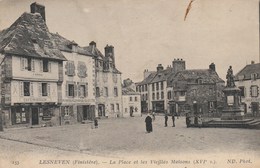 Lesneven - La Place Et Les Vieilles Maisons (XVIe Siècle) - Lesneven