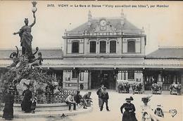 CARTE POSTALE ORIGINALE ANCIENNE : VICHY LA GARE LA STATUE MOMBUR  ANIMEE  ALLIER (03) - Gares - Sans Trains