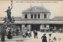 CARTE POSTALE ORIGINALE ANCIENNE : VICHY LA GARE LA STATUE MOMBUR  ANIMEE  ALLIER (03) - Estaciones Sin Trenes