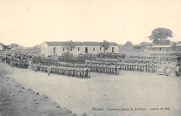 AFRIQUE  GUINEE - BISSAU   BISSAU  FORMATURA DENTRO  DO FORTALEZA  GUERRA DE 908 - Guinea-Bissau
