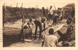 ZAMBIE  ZAMBEZE   CONSTRUCTION DE LA "NALIKUANDA", BARQUE ROYALE - Zambia