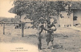 ZAMBIE  ZAMBEZE   PORTEUSES DE TERRE SE LAVANT - Zambia