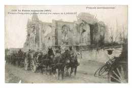 CPA 60 LASSIGNY TROUPES FRANCAISES PASSANT DEVANT LES RUINES EN 1917 - Lassigny