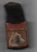 Ancien Etui à Cigarettes En Cuir UNIC Avec Chien Peint En Relief Type Berger Terrier - Estuches Para Cigarrillos (vacios)