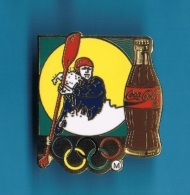 1 PIN'S  //   ** COCA COLA ** JO ** CANOÉ KAYAK ** . (Worldwide Olympic Sponsors ® C.O.A. A.O.C. Artiss-Regina) - Coca-Cola