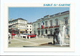 Delcampe - Sablé Sur Sarthe - 72 - La Place Elisé Et Les Jets D'eau - Cpm Artaud Non Voyagée - Parking - Sable Sur Sarthe