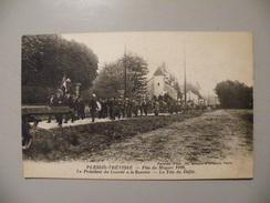 A424. CPA. 94. PLESSIS-TREVISSE. Fête Du Muguet 1926. La Tête Du Défilé..  .beau Plan Animé.. Ecrite 1920 - Le Plessis Trevise