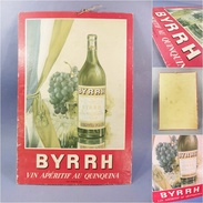 * CARTON PUBLICITAIRE DE BISTROT APERITIF BYRRH AU QUIINQUINA + Publicité Vin Vigne Vendange Raisin - Signs