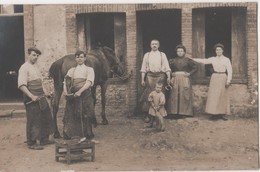 CARTE PHOTO METIERS - ( Maréchal Ferrand ) - Mise En Place D'un Fer A Cheval - Fliegende Händler