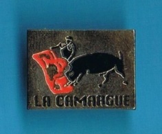 1 PIN'S  //   ** LA CAMARGUE ** - Bullfight - Corrida