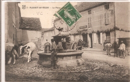 Cpa 21 Fleurey Sur Ouche La Place Grosse Animation Attelage Charcuterie Fontaine Rare - Chenove