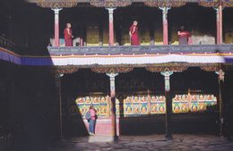 China - Lamas & Tourist, Zhaxi Lhumbo Monastery, Shigatse County Of Tibet - Tíbet