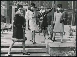 Cca 1968 Budapesti Divatfotók Városképi Környezetben, 3 Db Vintage Fotó, 17,5x... - Altri & Non Classificati