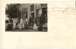 * T2 1930 Konya, Turkish Women In Front Of A Shop, Photo - Unclassified