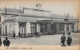 CARTE POSTALE ORIGINALE ANCIENNE : POITIERS LA PLACE DE LA GARE  ANIMEE  VIENNE (86) - Bahnhöfe Ohne Züge