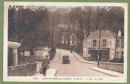 CPA - VAL DE MARNE - CHENNEVIÈRES SUR MARNE - RUE DU PONT - Animation, Automobile - Photo-édition De Précy Sur Oise - Chennevieres Sur Marne