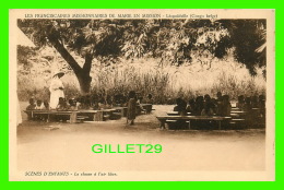 Delcampe - MISSIONS - LES FRANCISCAINES MISSIONNAIRES DE MARIE EN MISSION, LÉOPOLDVILLE, CONGO BELGE - CLASSE À L'AIR LIBRE - - Missionen