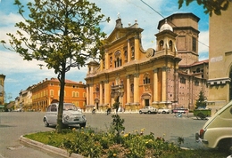 Italie. CPM. Emilie-Romagna. Carpi. Cathédrale (Duomo)  (animée, Autos, Fiat 500-850, Lancia, Alfa Roméo) - Carpi