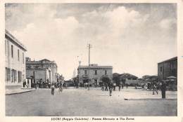 06679 "LOCRI (RC) -  PIAZZA MERCATO E VIA ROMA". ANIMATA. CART. ILL. ORIG. SPED. 1953 - Autres & Non Classés